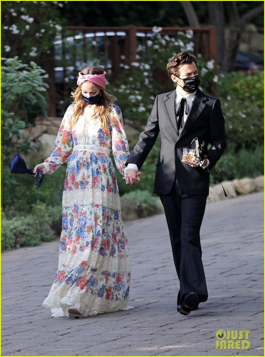 harry styles olivia wilde hold hands while attending managers wedding 39