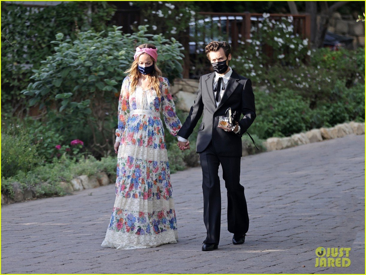 harry styles olivia wilde hold hands while attending managers wedding 42