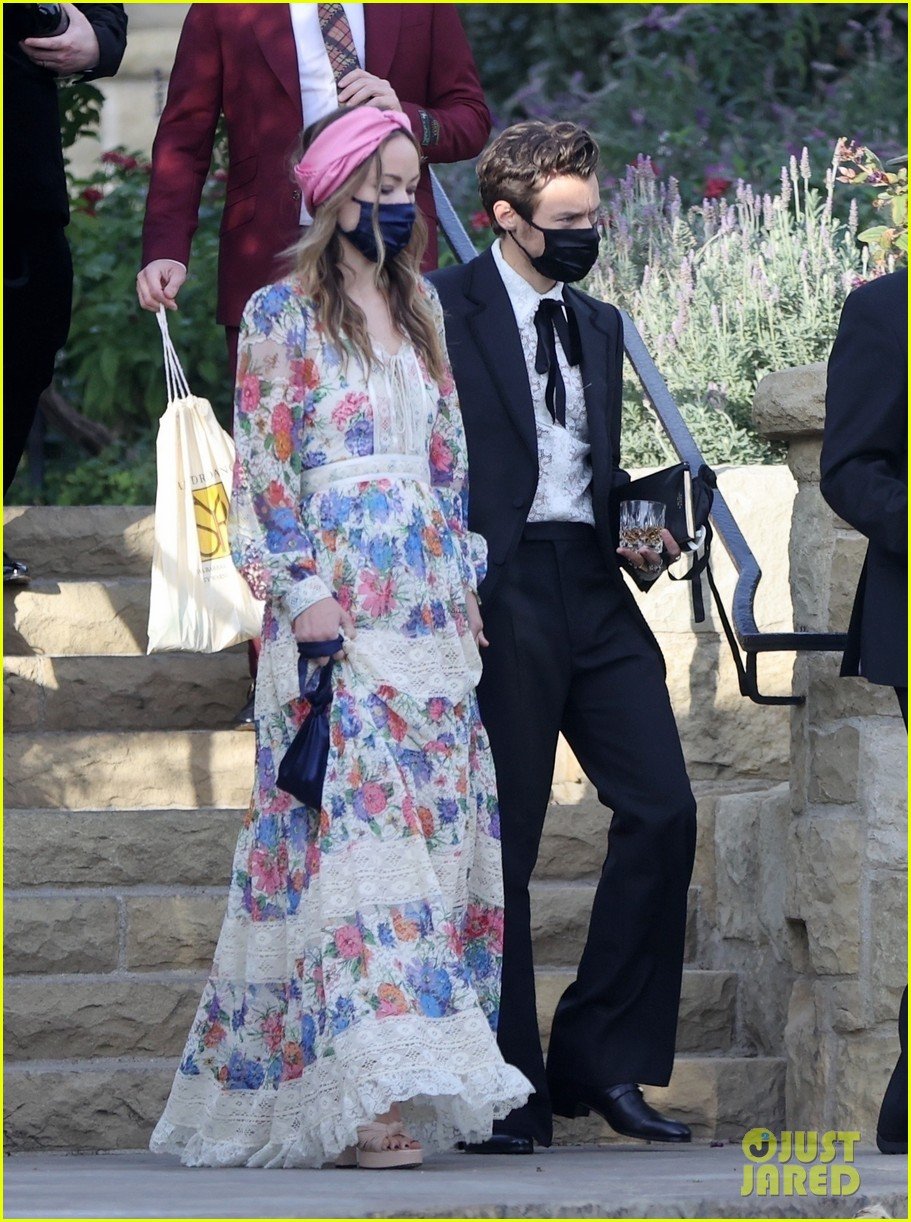 harry styles olivia wilde hold hands while attending managers wedding 50