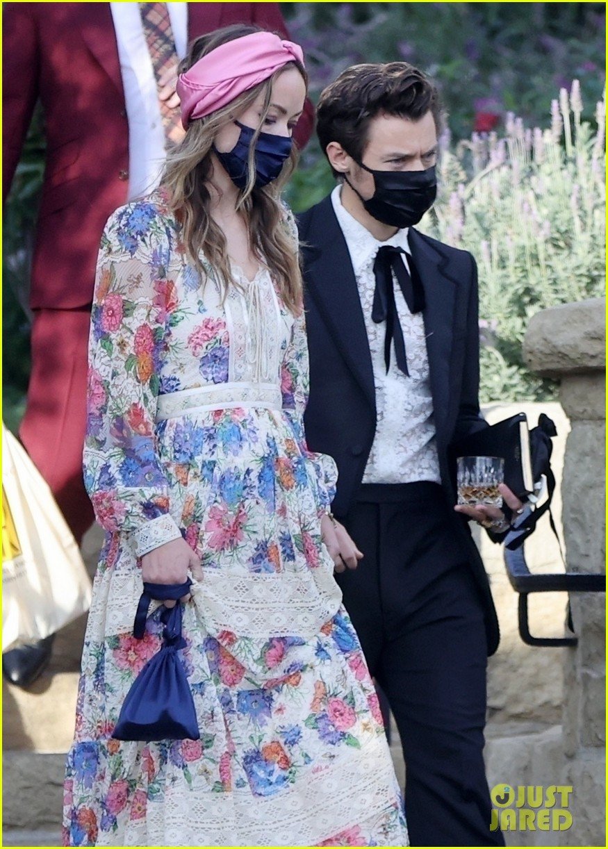 harry styles olivia wilde hold hands while attending managers wedding 51