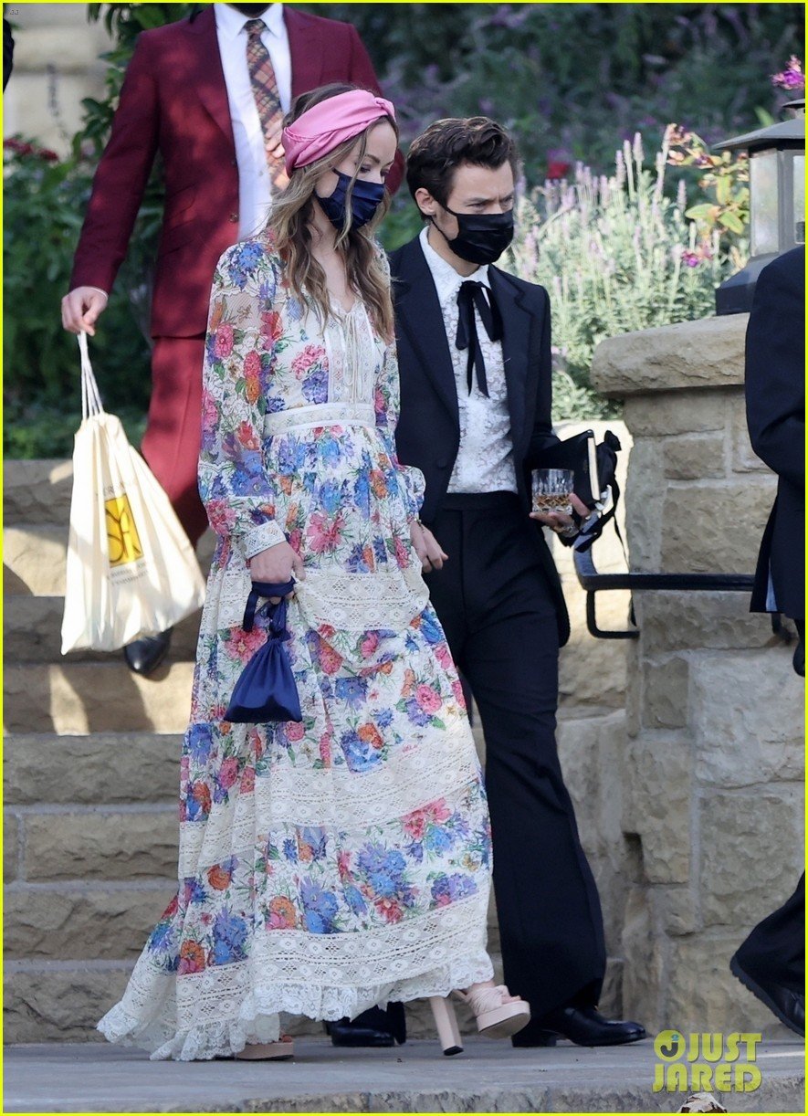 harry styles olivia wilde hold hands while attending managers wedding 52