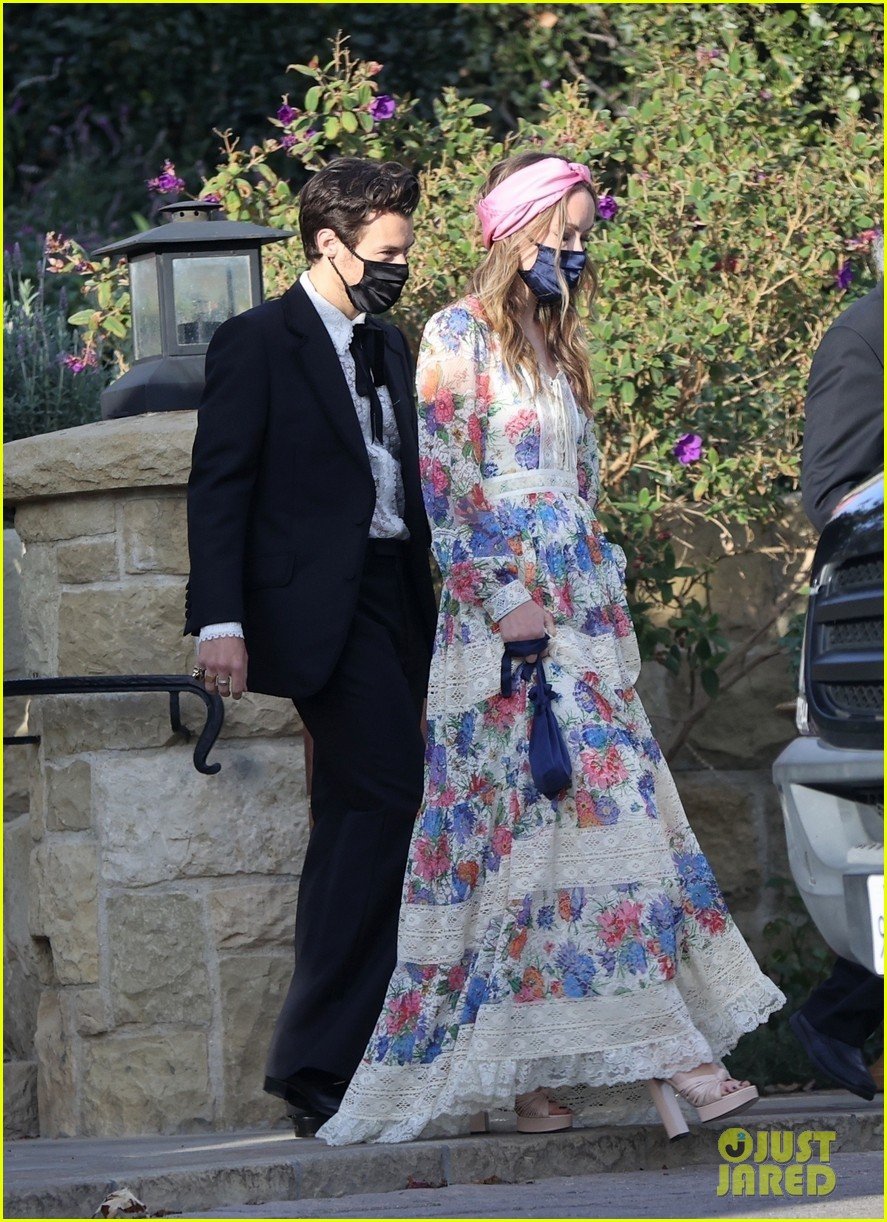 harry styles olivia wilde hold hands while attending managers wedding 53