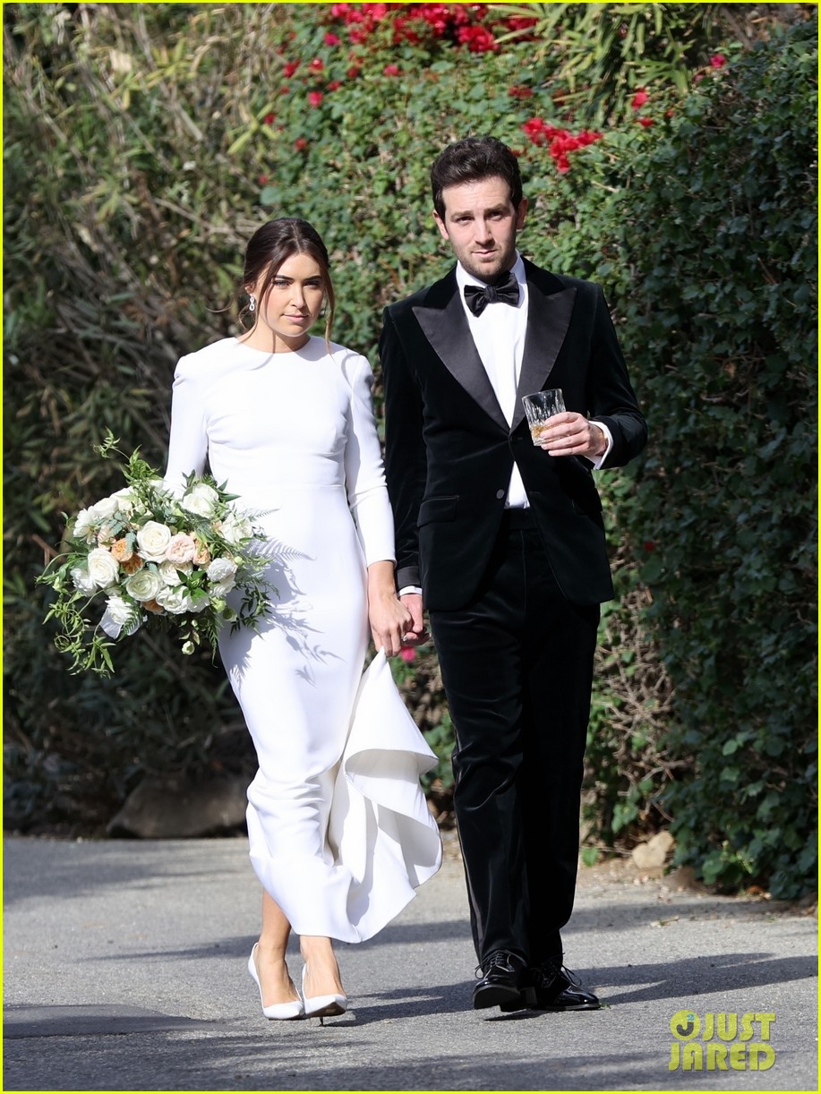harry styles olivia wilde hold hands while attending managers wedding 55