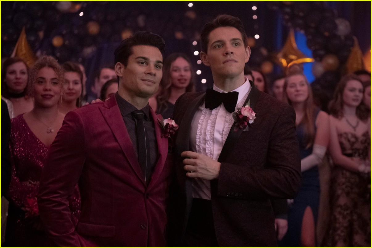 kj apa faces off with zane holtz in new shirtless riverdale stills 11