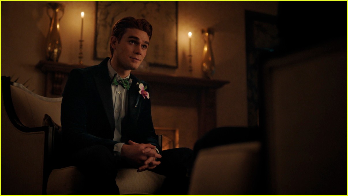 kj apa faces off with zane holtz in new shirtless riverdale stills 15