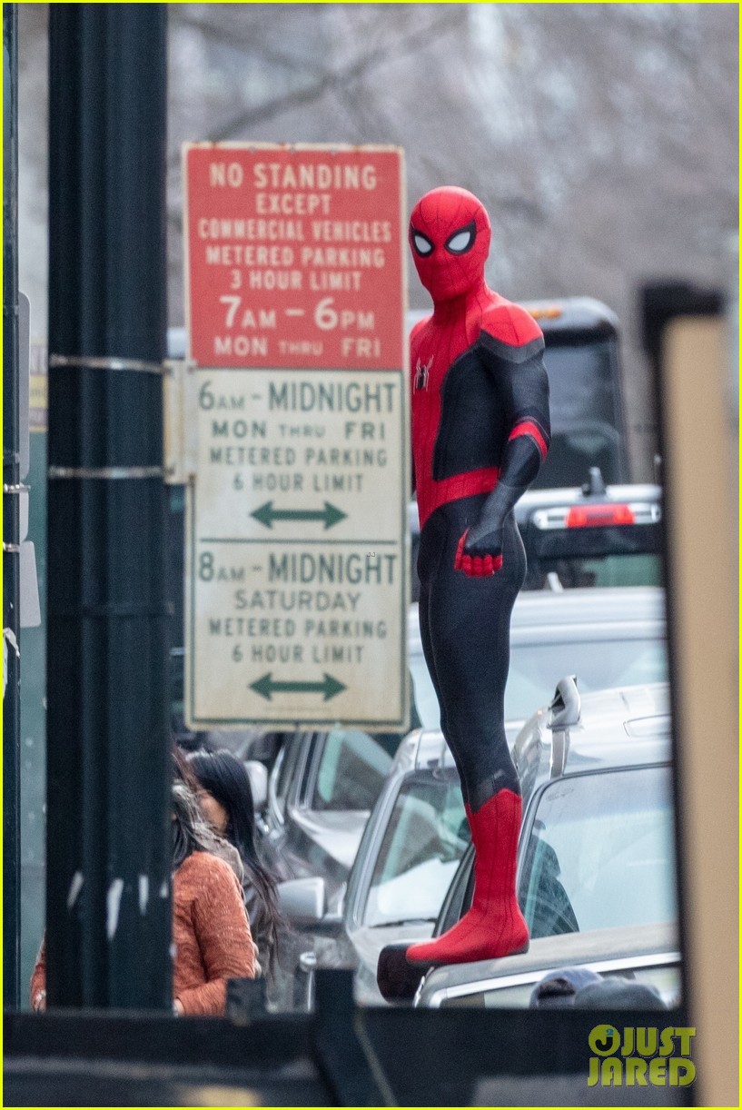 tom holland back in spiderman suit set of third movie 01