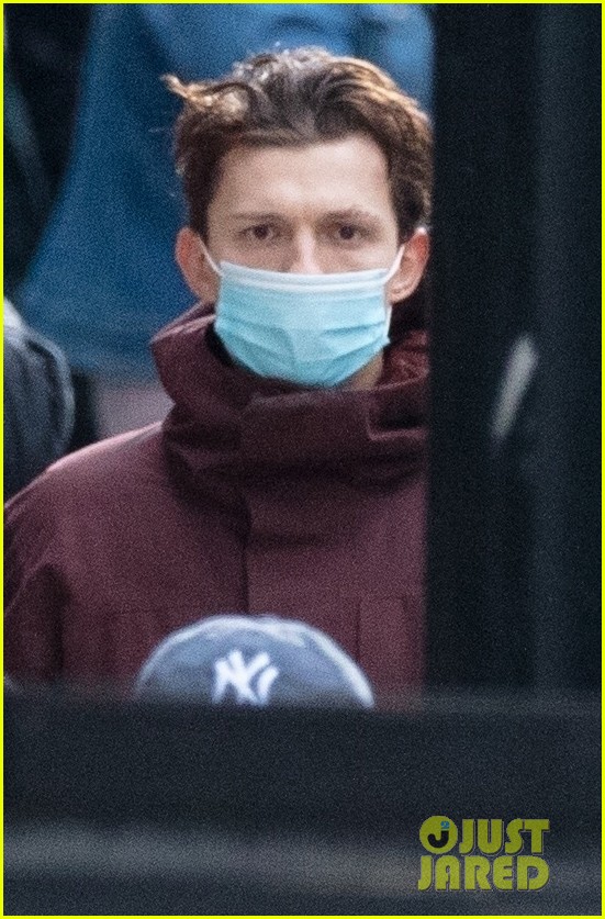 tom holland back in spiderman suit set of third movie 02