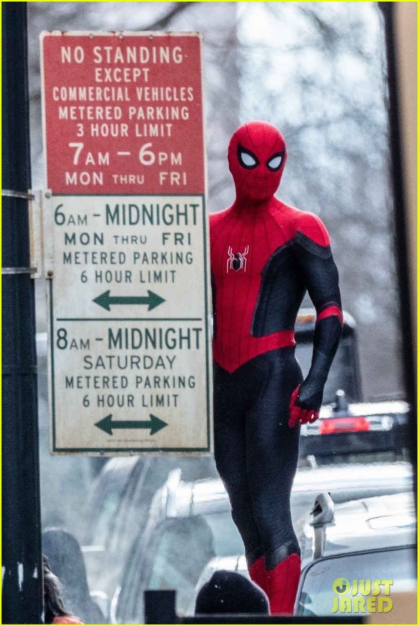 tom holland back in spiderman suit set of third movie 03