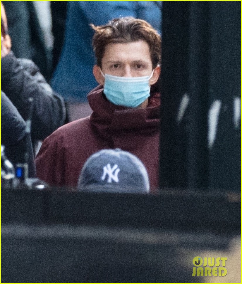 tom holland back in spiderman suit set of third movie 04