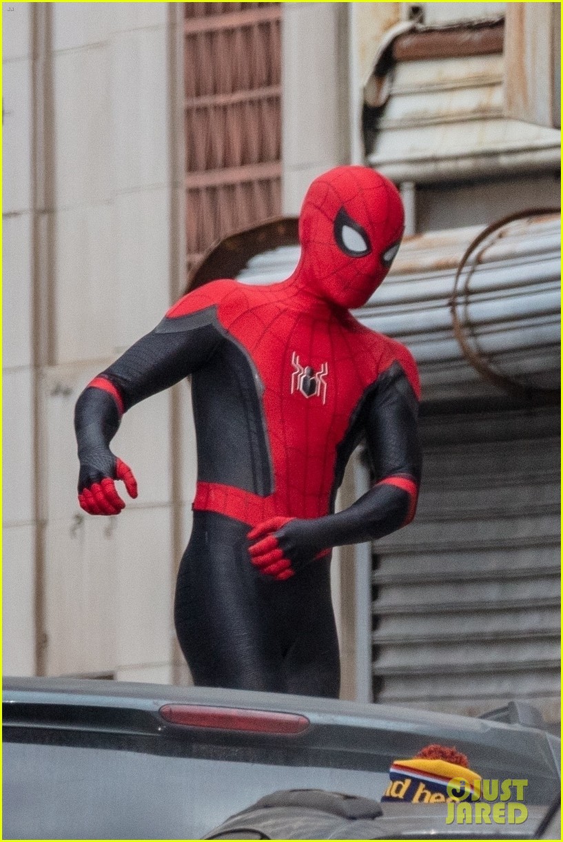 tom holland back in spiderman suit set of third movie 05