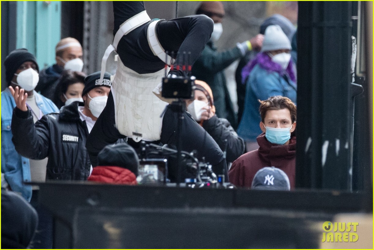 tom holland back in spiderman suit set of third movie 06