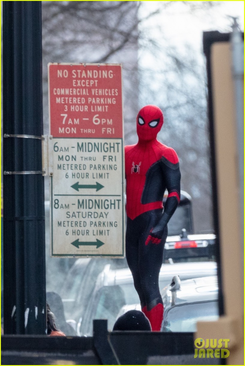 tom holland back in spiderman suit set of third movie 07