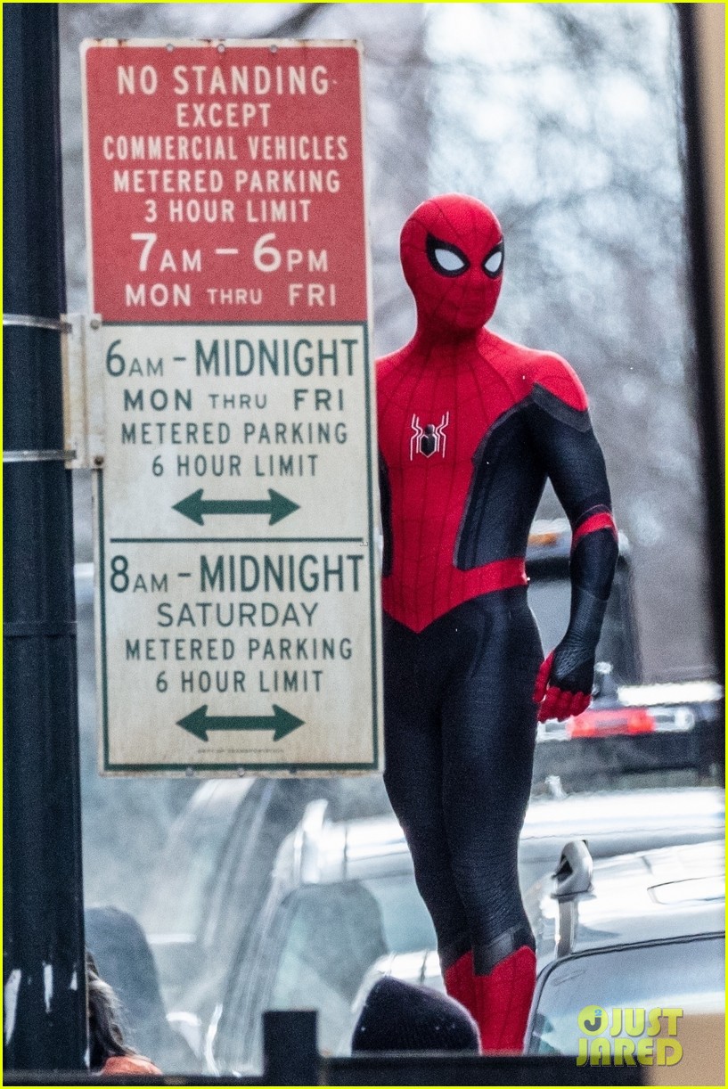 tom holland back in spiderman suit set of third movie 10
