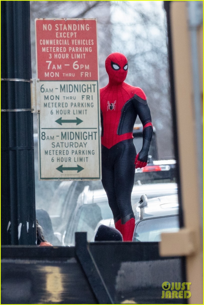 tom holland back in spiderman suit set of third movie 11