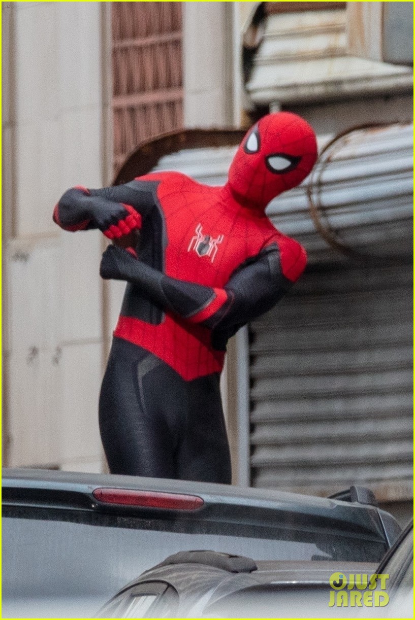 tom holland back in spiderman suit set of third movie 13