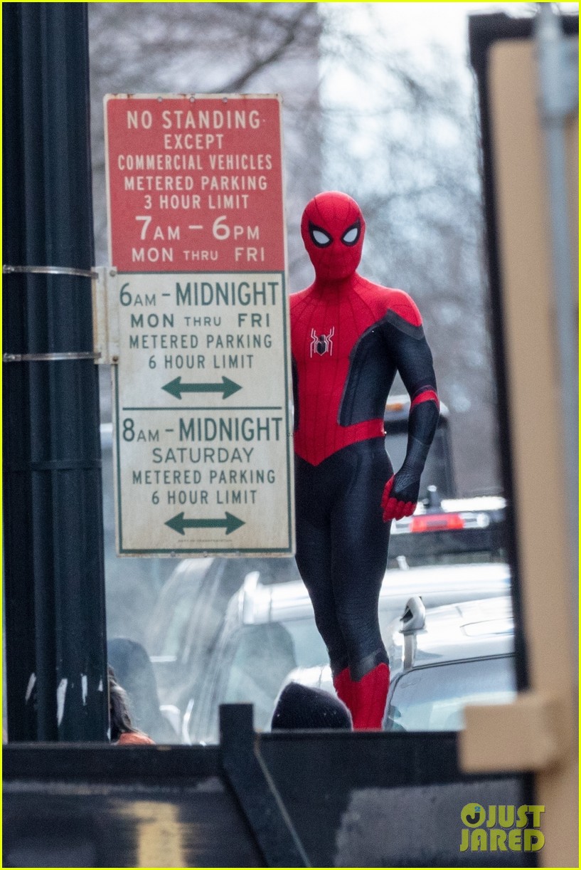 tom holland back in spiderman suit set of third movie 21