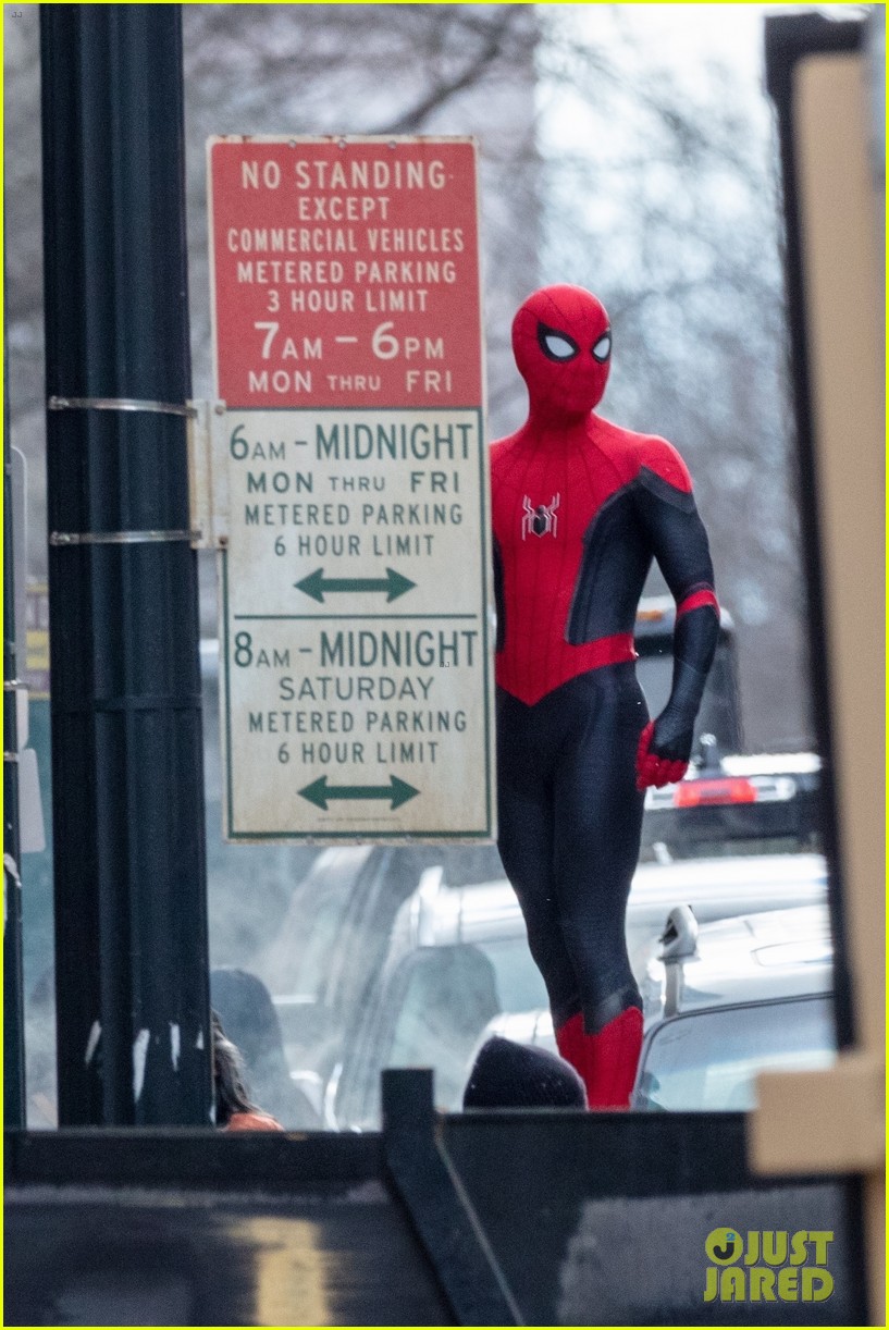 tom holland back in spiderman suit set of third movie 23