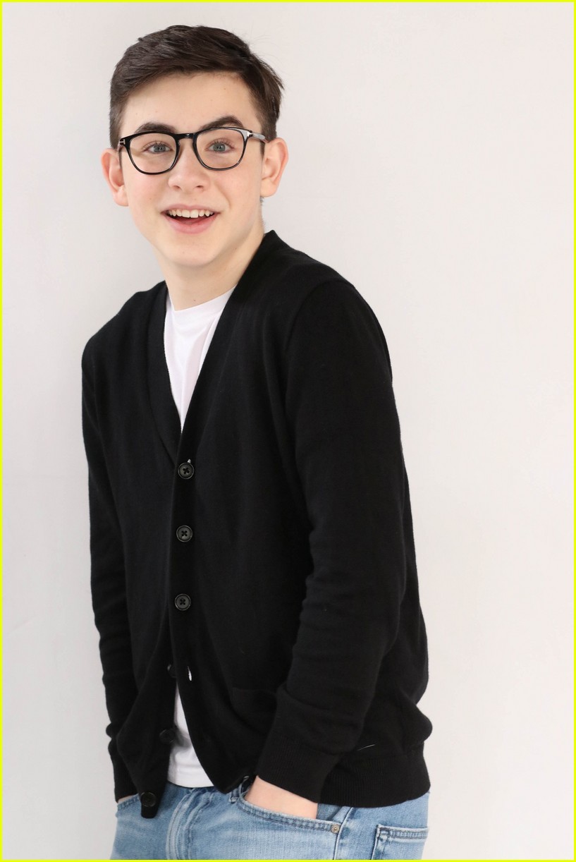 find out 10 fun facts about finding ohana star owen vaccaro 04
