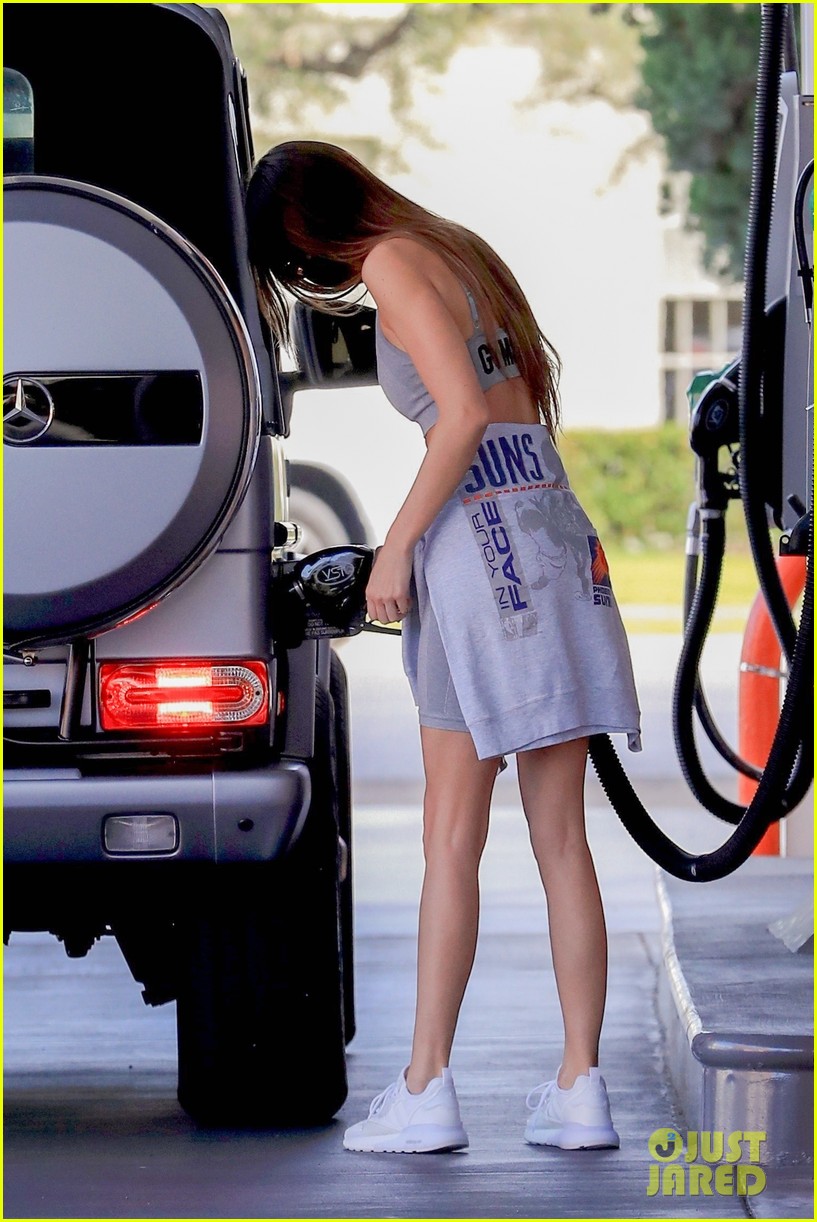 kendall jenner wears suns hoodie fuel up car 27