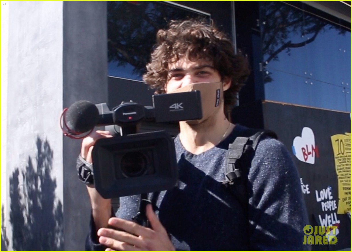 noah centineo turns the camera on paparazzi after a workout 03