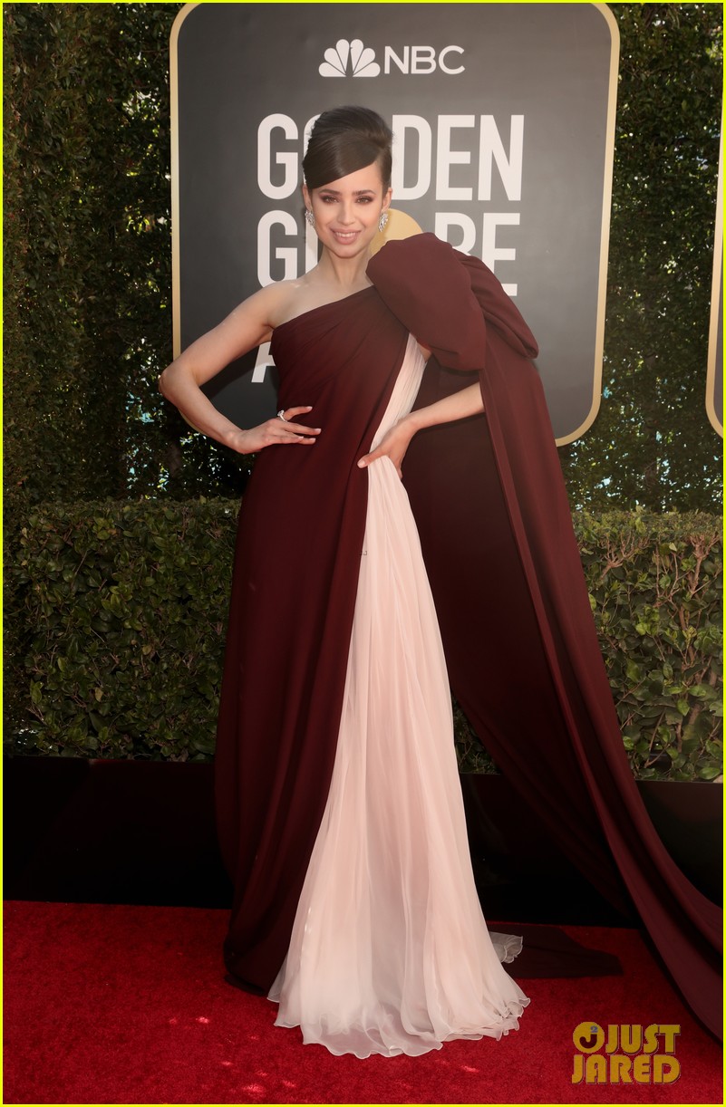 sofia carson wears a giant bow for golden globes pre show 01