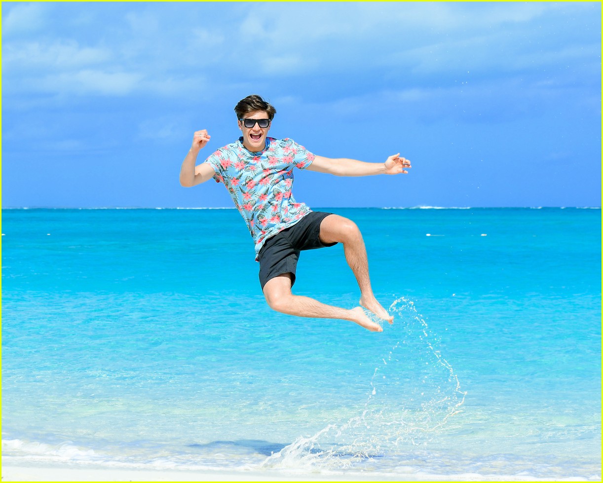 asher angel and his dad have fun in the sun in new turks caicos pics 05