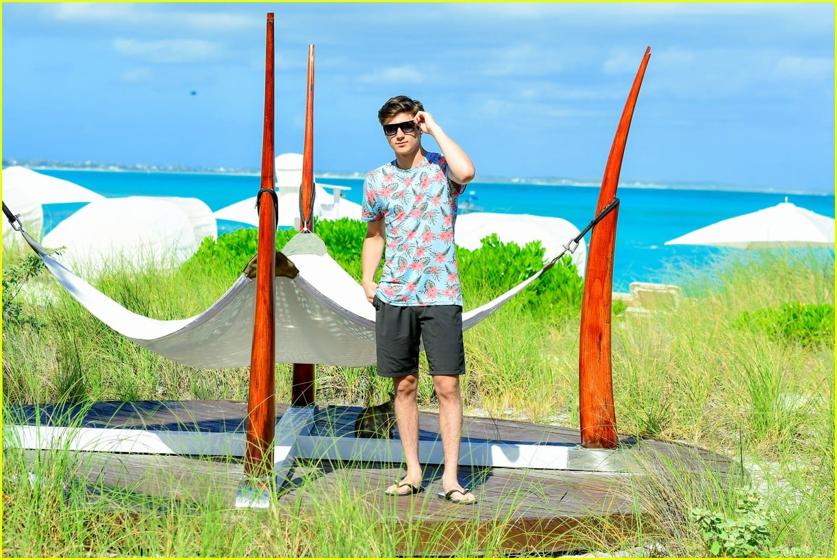 asher angel and his dad have fun in the sun in new turks caicos pics 06