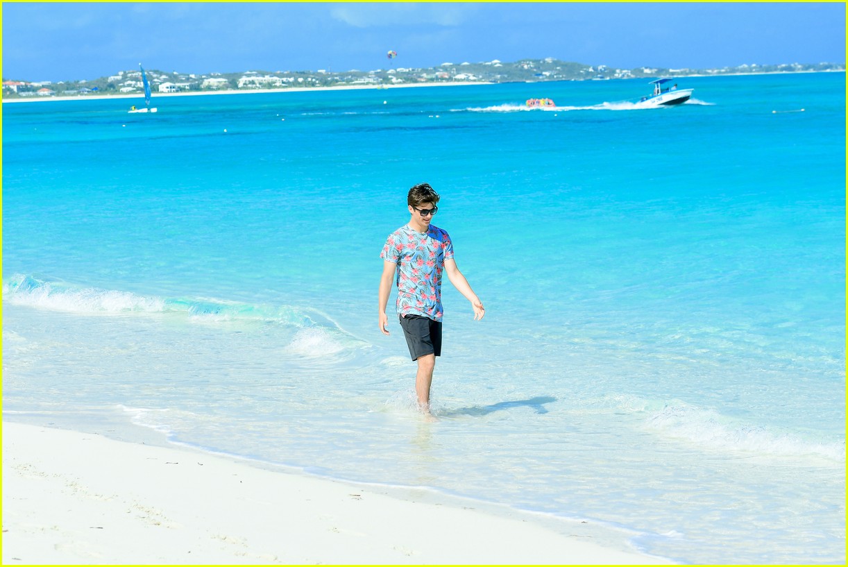 asher angel and his dad have fun in the sun in new turks caicos pics 10