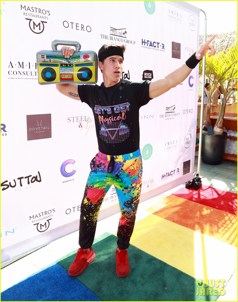 dominic sherwood jack griffo more get into 80s spirit for cassie scerbo bday 19