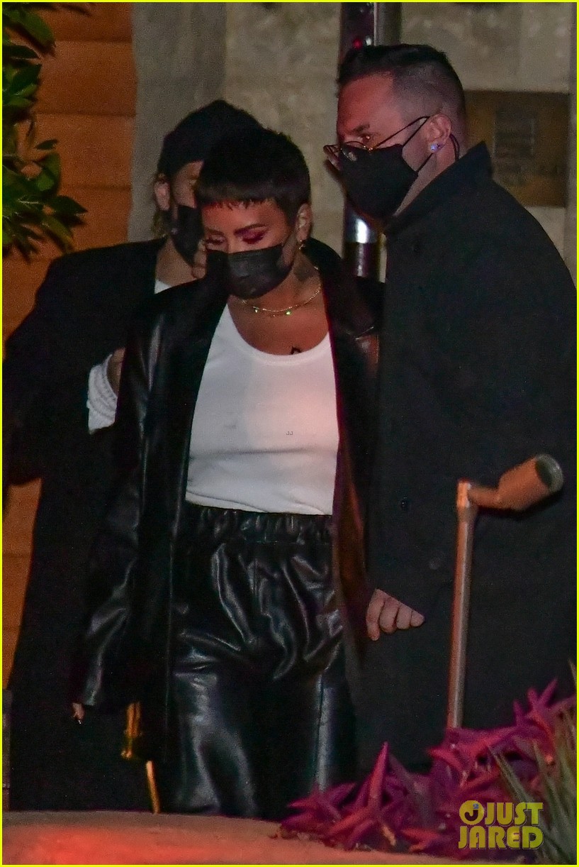 demi lovato black hair while out to dinner 07