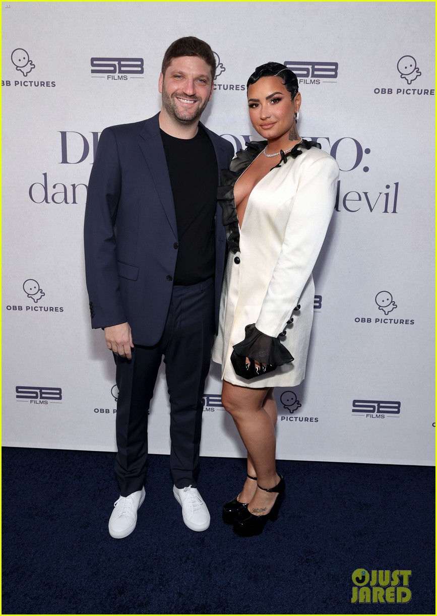 demi lovato performs dancing with the devil live at youtube premiere 04