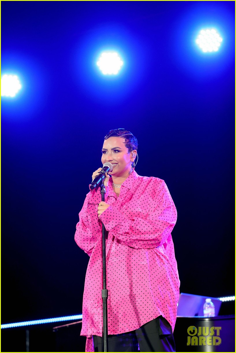 demi lovato performs dancing with the devil live at youtube premiere 15