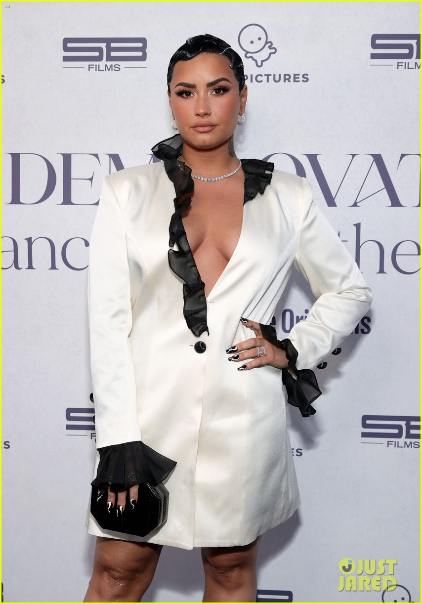 demi lovato performs dancing with the devil live at youtube premiere 22