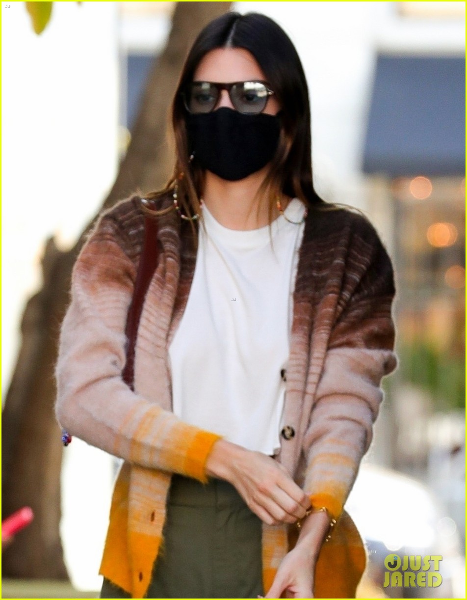 kendall jenner goes sporty while grabbing coffee with friends 02