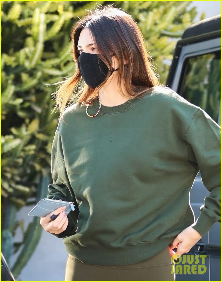 kendall jenner goes sporty while grabbing coffee with friends 04
