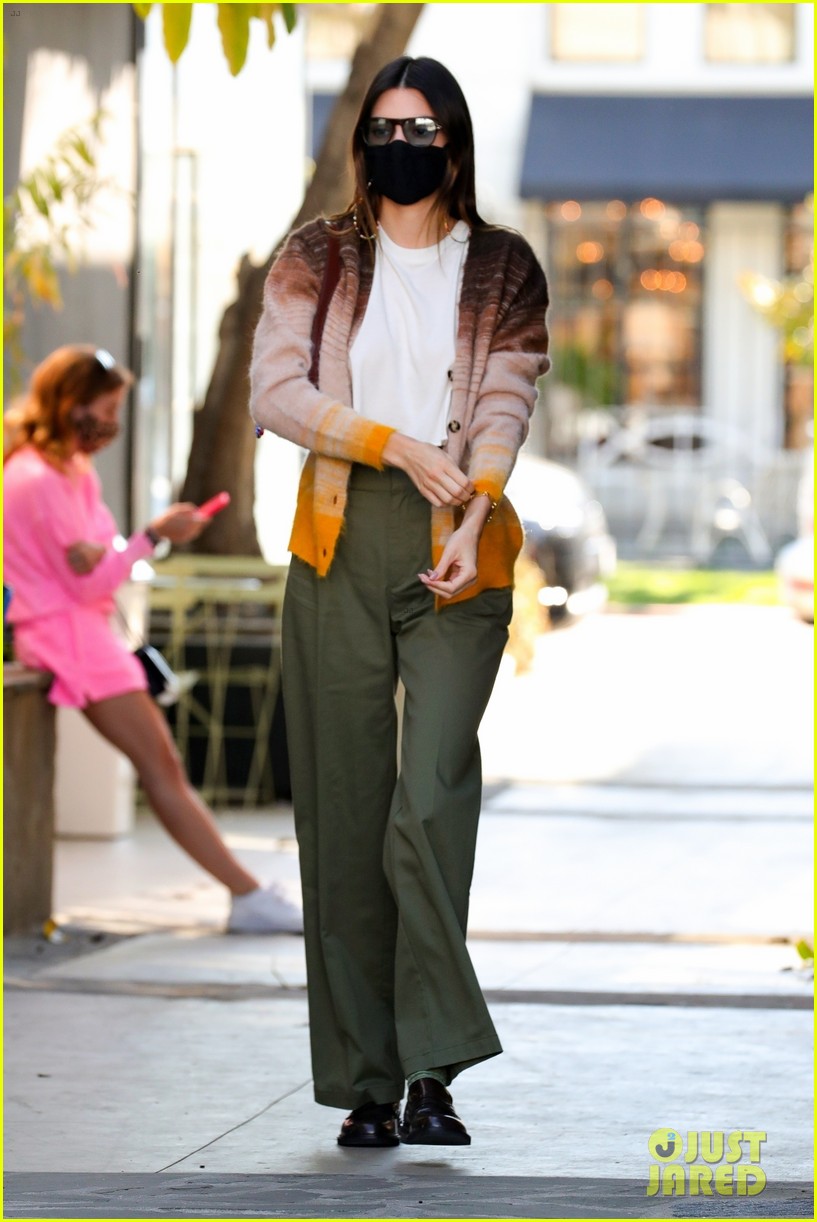 kendall jenner goes sporty while grabbing coffee with friends 07