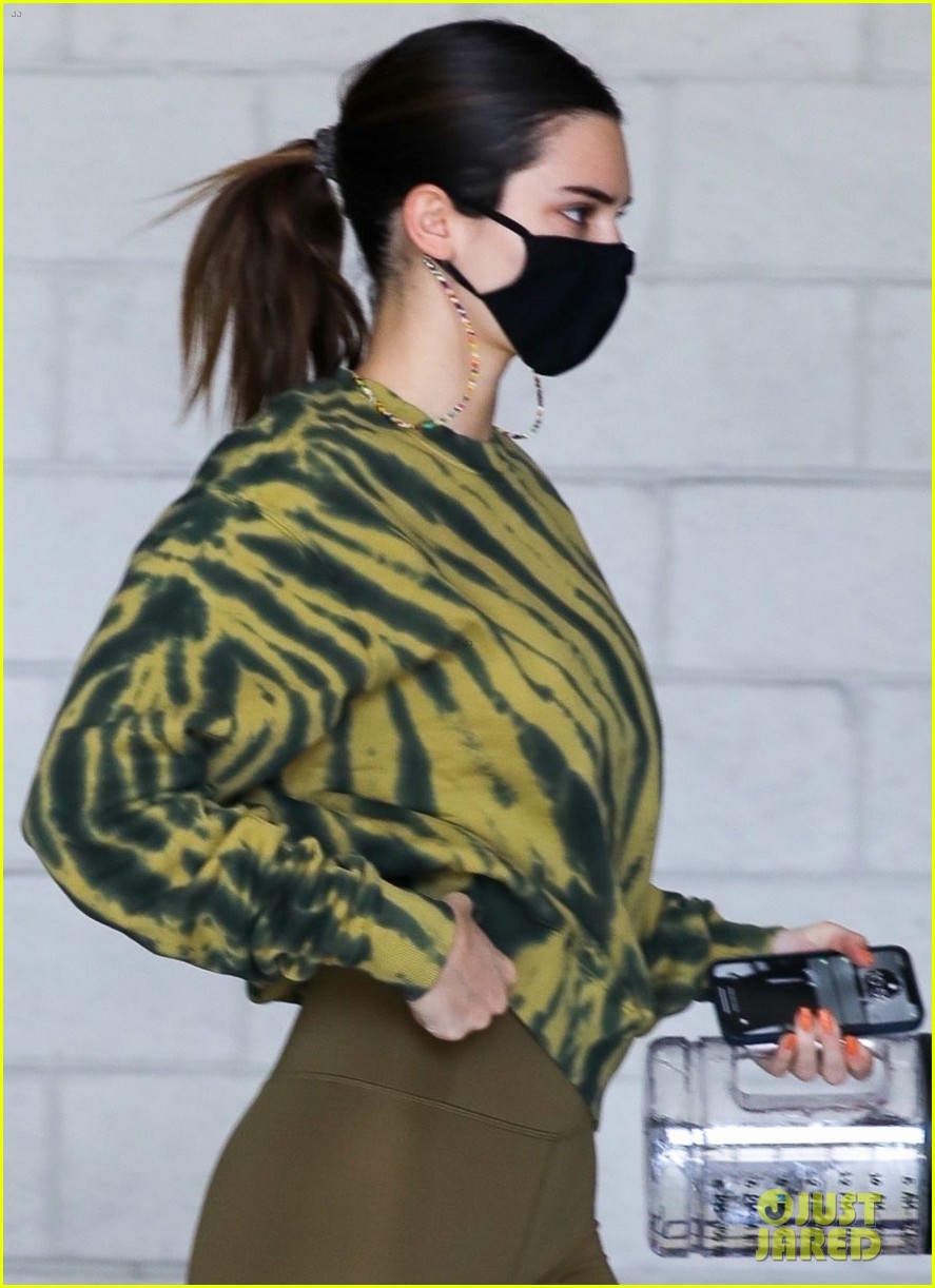 kendall jenner carries water jug trip to the gym 02
