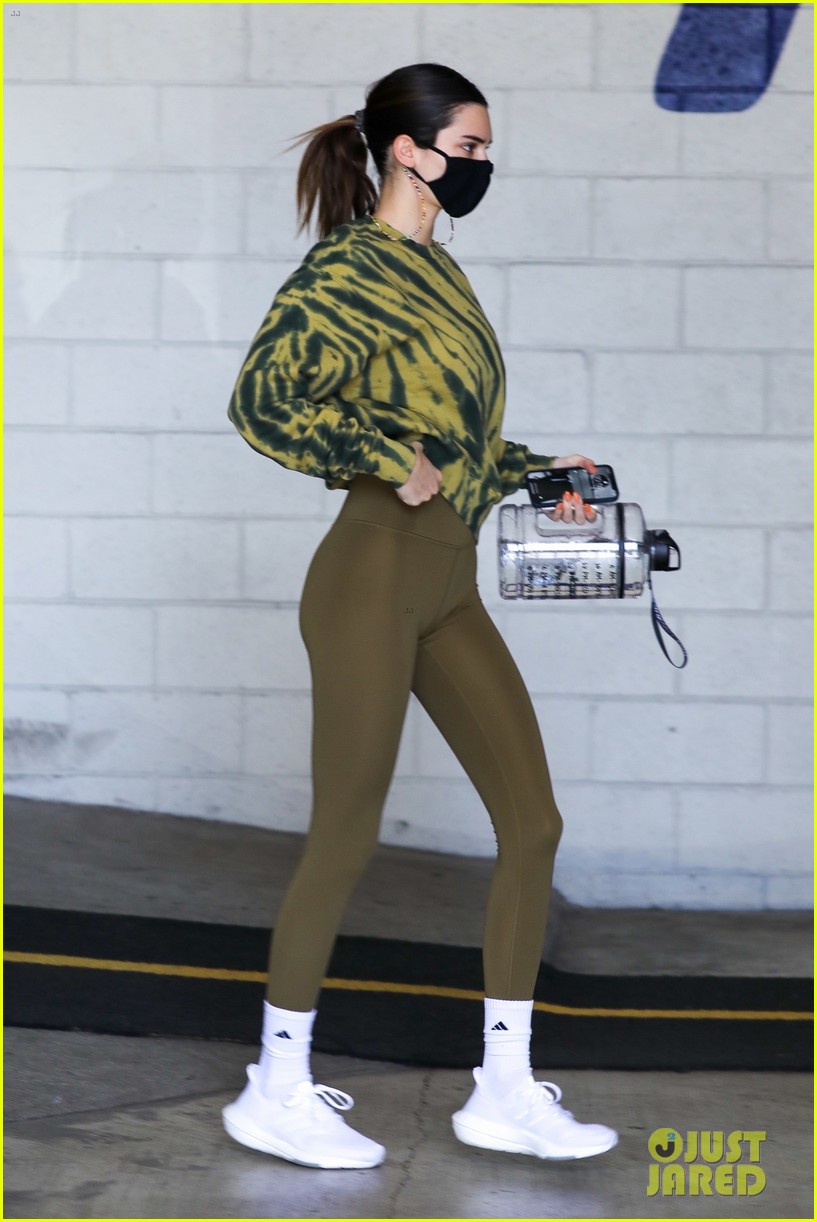 kendall jenner carries water jug trip to the gym 05