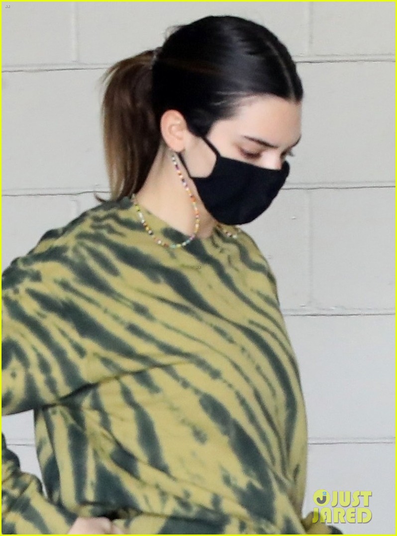 kendall jenner carries water jug trip to the gym 06