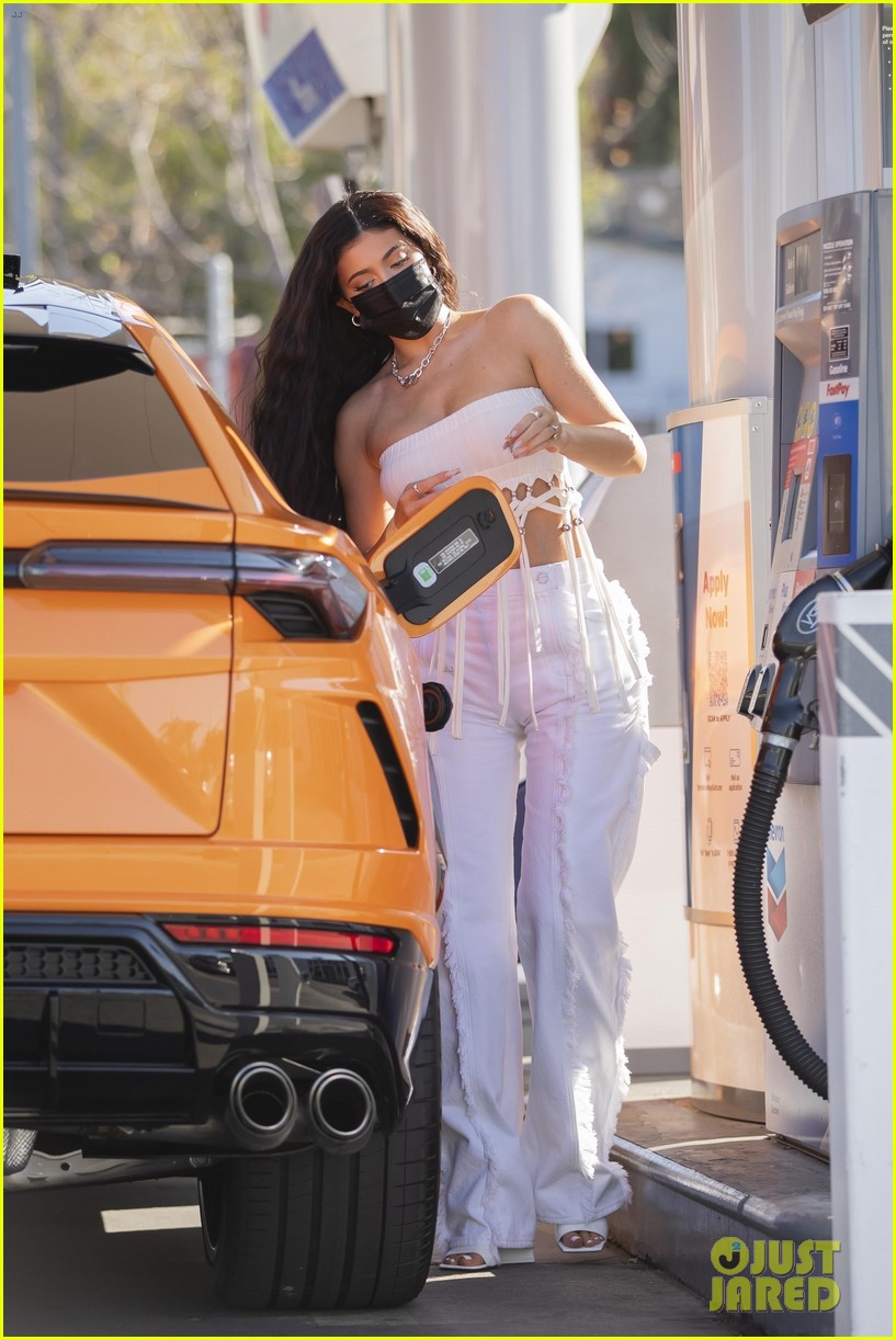 Kylie Jenner Dons Skin Tight Bodysuit For Dinner In LA: Photo