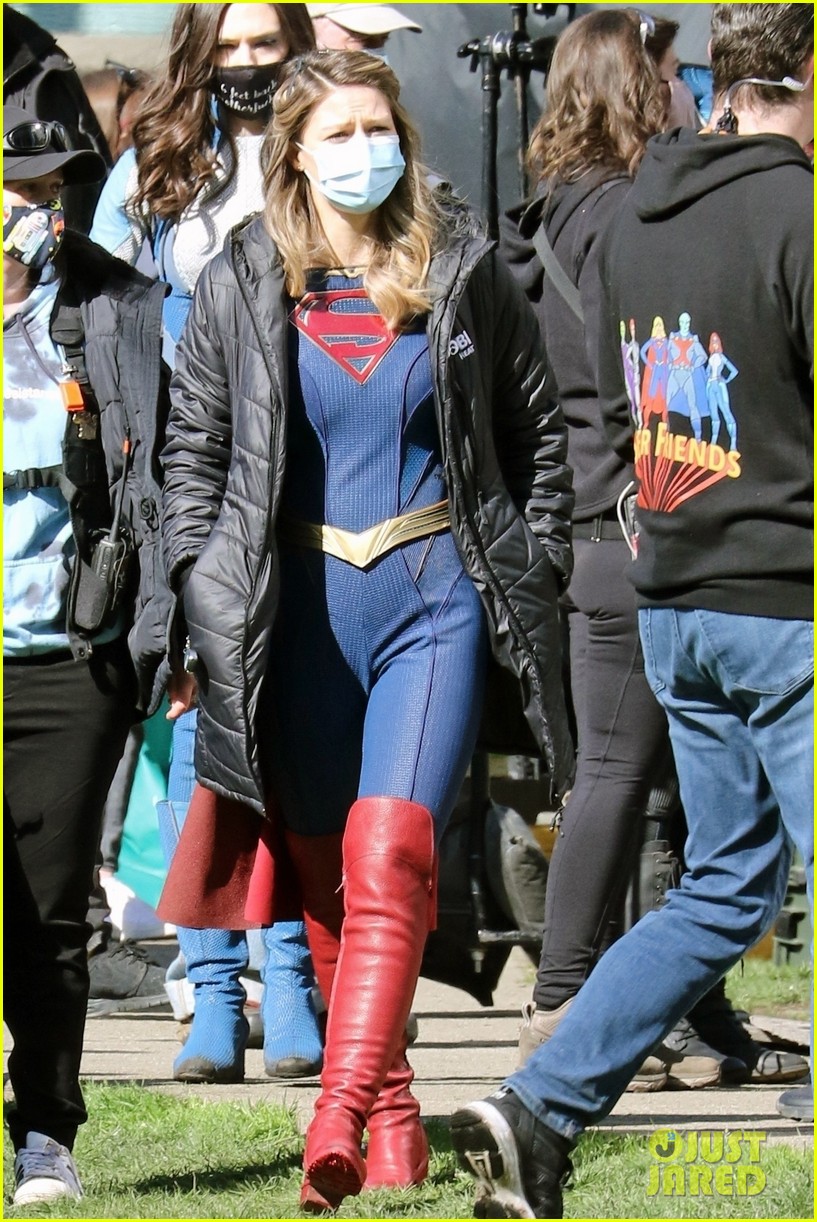 melissa benoist shows off her smile on supergirl set day before premiere 01