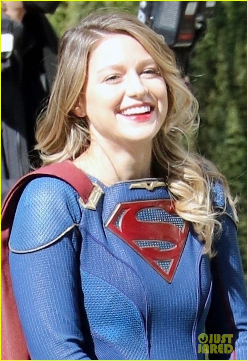 melissa benoist shows off her smile on supergirl set day before premiere 02