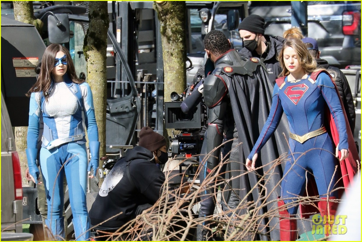 melissa benoist shows off her smile on supergirl set day before premiere 03