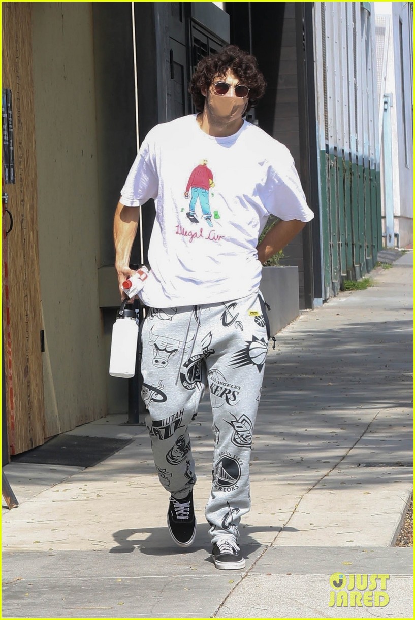 noah centineo continues prepping for adam with frequent gym sessions 02
