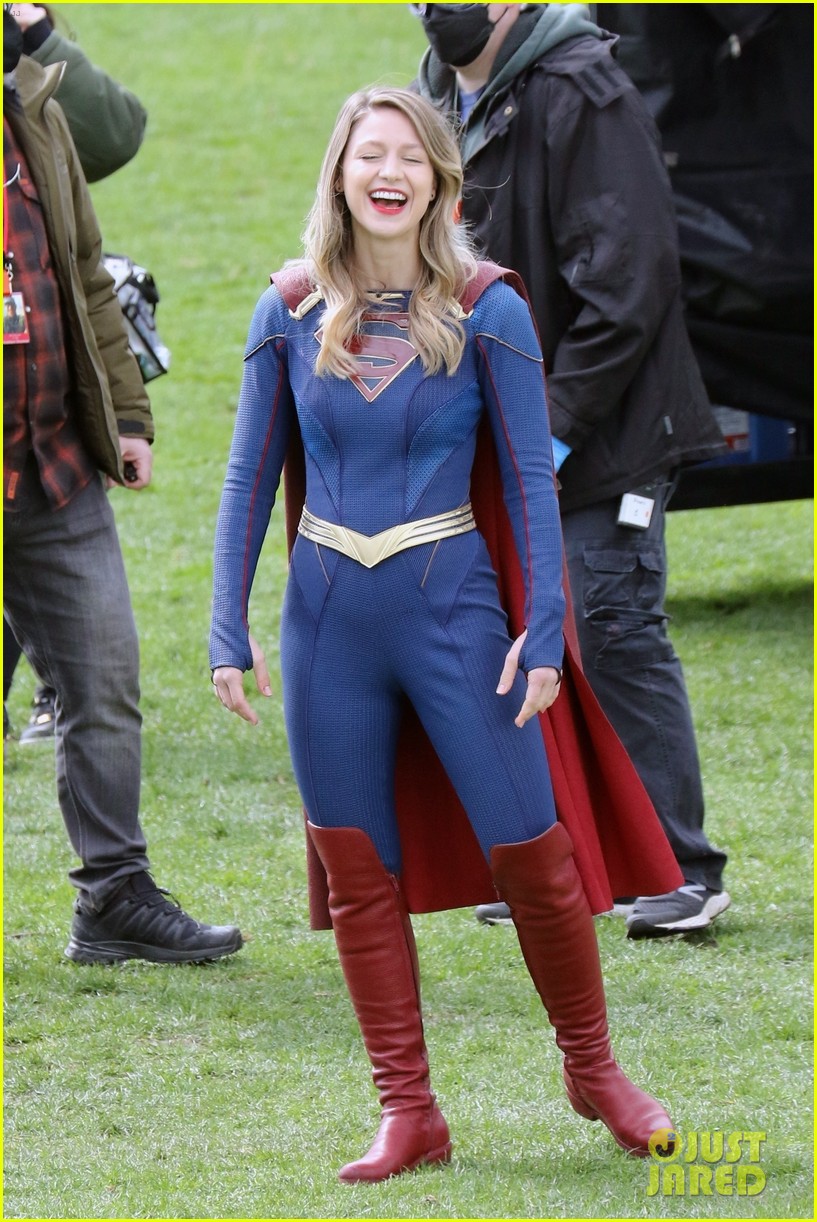 melissa benoist supergirl tied up on set 01