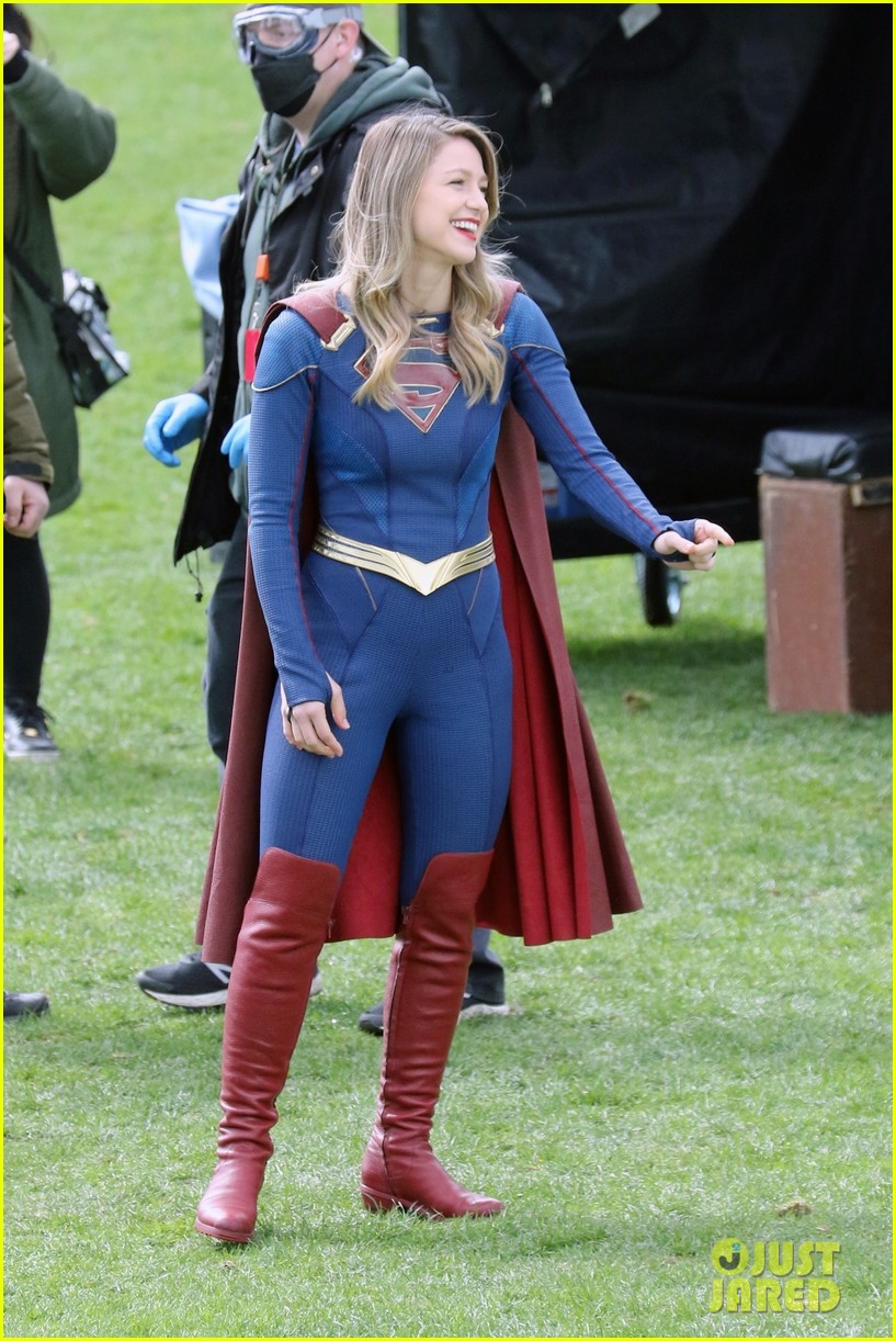 melissa benoist supergirl tied up on set 23