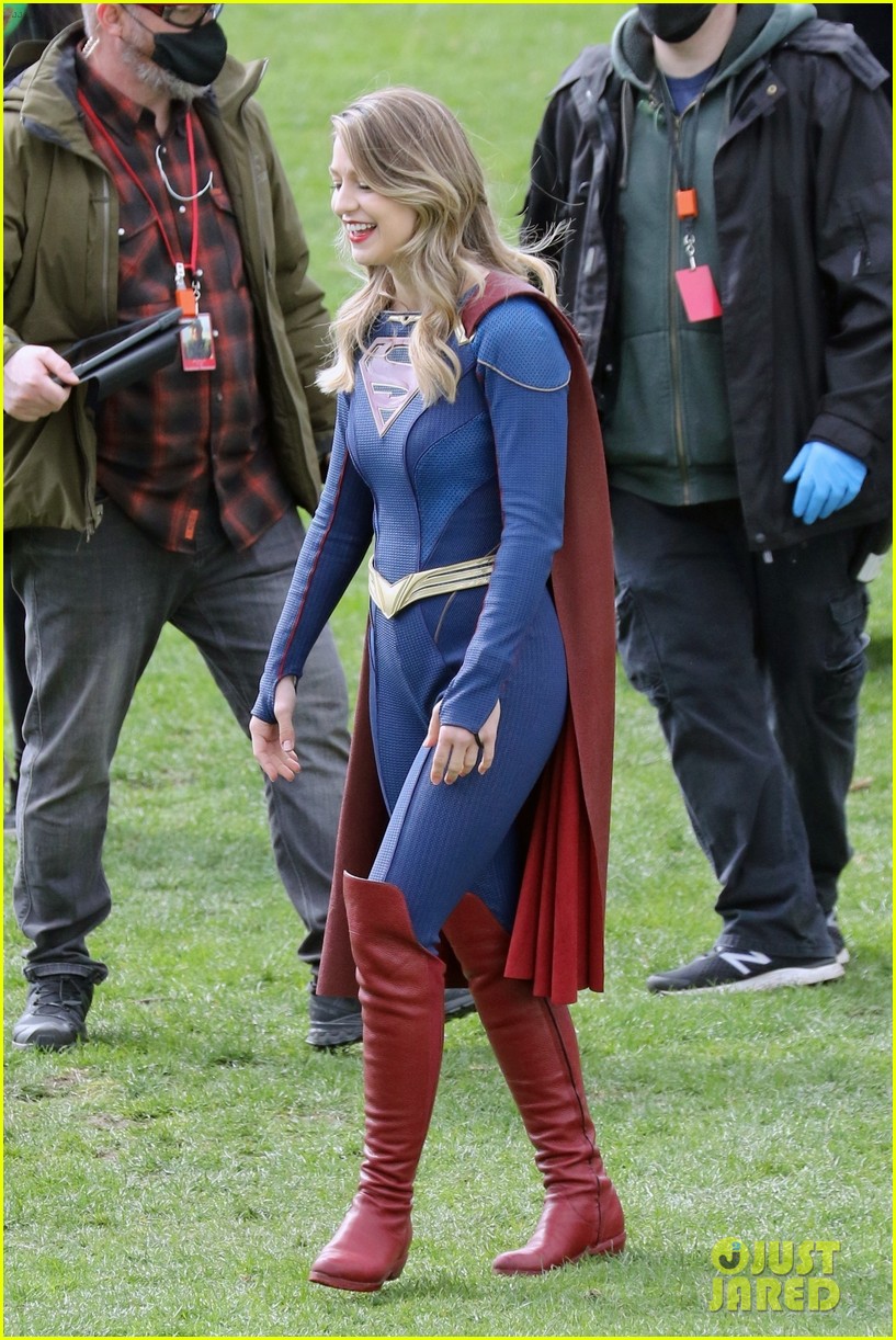 melissa benoist supergirl tied up on set 24