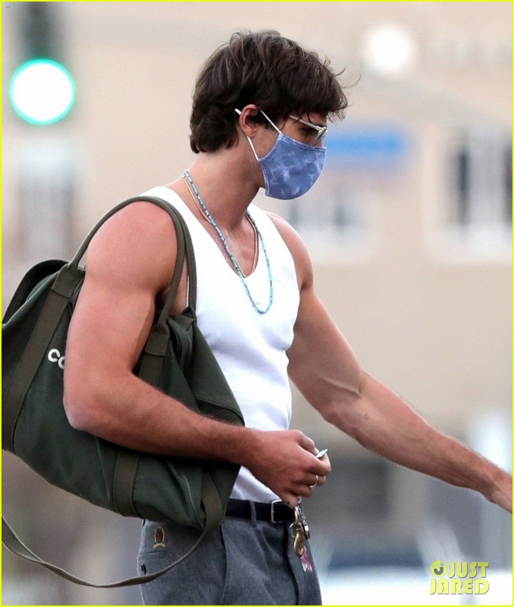 jacob elordi ripped after gym 02