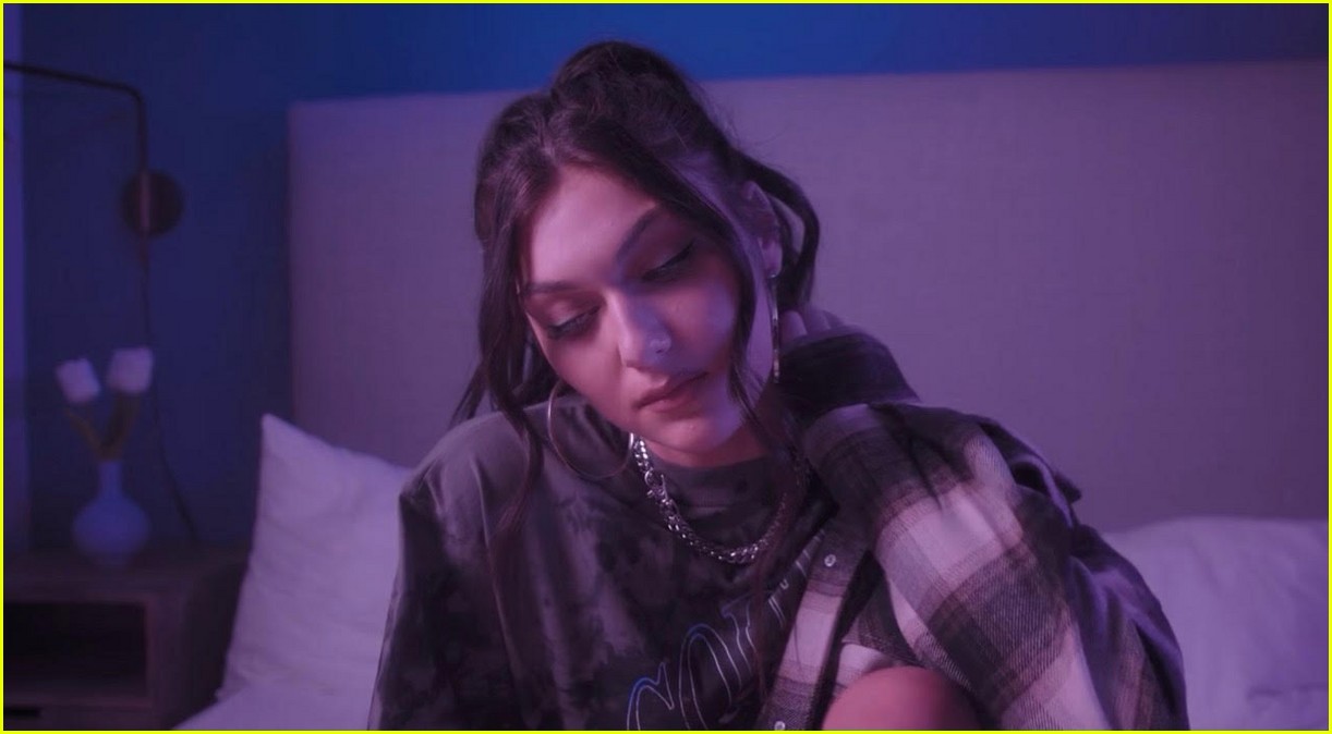 julia rizik debuts new self destructive music video exclusive premiere 02