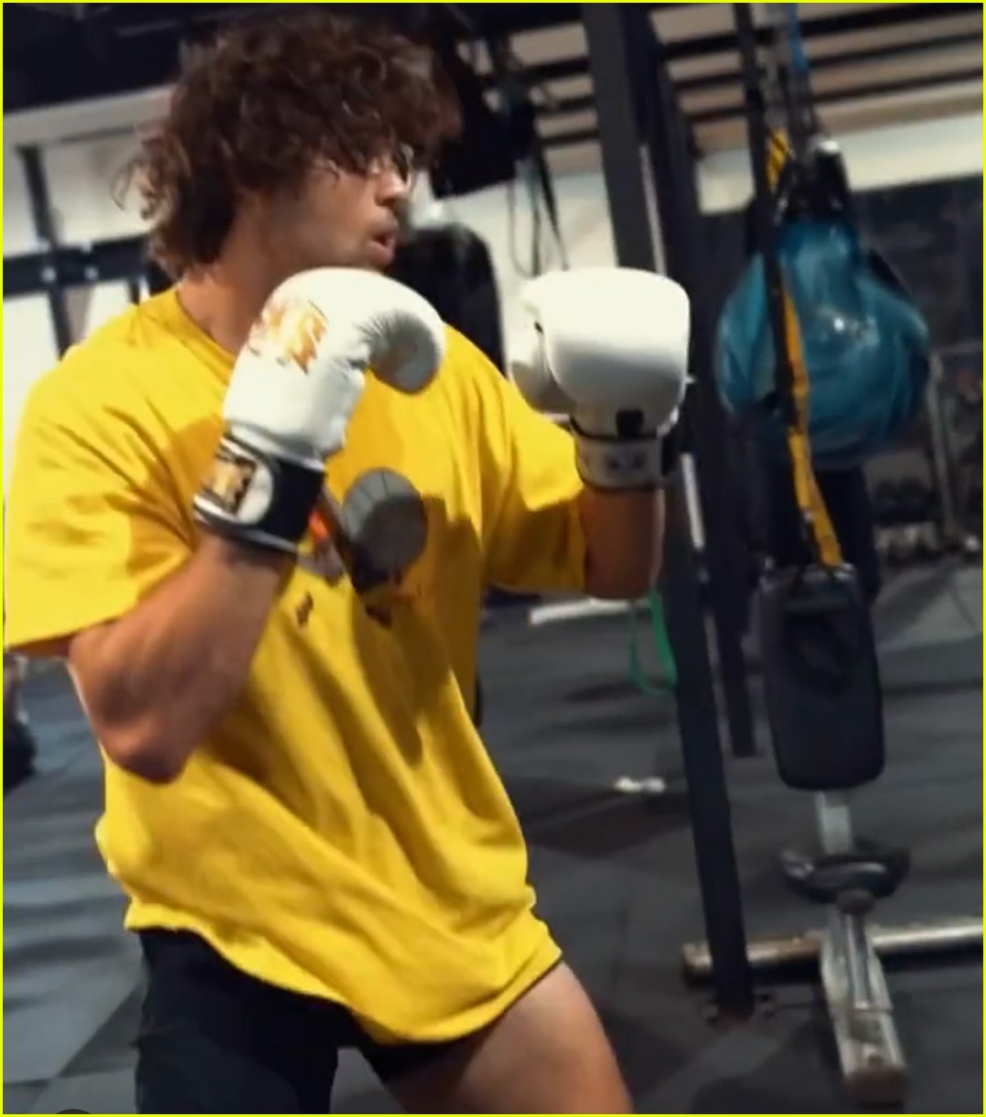 noah centineo shows off his muscles in new fight training videos 04